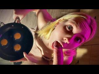 Juicy blowjob from a housewife in the kitchen with a frying pan in her hands