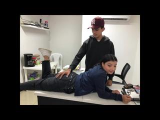 MI HERMOSA HERMANASTRA SE AGACHO Y VERME MI GRAN PENE LE DIERON GANAS DE TOCARMELO