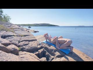 Солнечный секс на природе, красивой пары