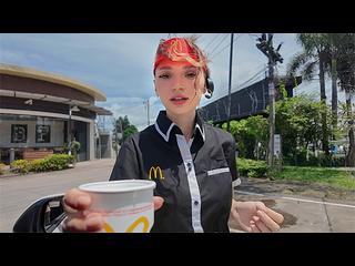 Милая Работница Макдональдса Расстроила Клиента Заказом, Но Отработала По Полной