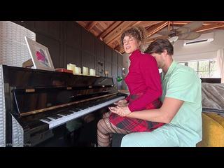 Я кончил на свою учительницу по фортепиано