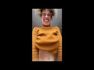 Эта милфа трахается после того, как поймала тебя за дрочкой