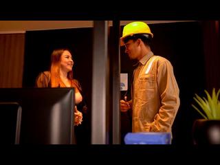 Работник интернет-сервиса Тьяго Лопес подключает Wi-Fi к грудастой милфе Даниэле Гомес