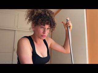 Мачеха лучшей подруги учит меня светским девушкам