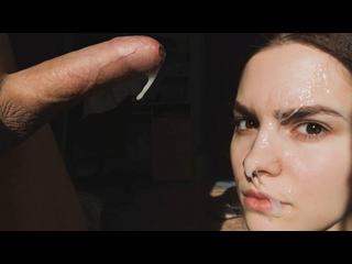 МИЛАЯ ДЕВУШКА НЕЖНО СОСЁТ МОЙ ЧЛЕН И ЛИЖЕТ ЯЙЦА - КОНЧИЛ ЕЙ НА ЛИЦО