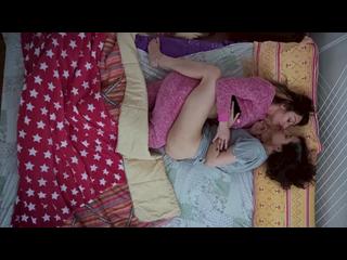 Vraie vidéo amateur filles lesbiennes françaises: deux copines s'amusent et jouissent en même temps