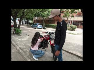 MI NUEVA AMIGA DE LA UNIVERSIDAD ME ESTABA AYUDANDO A ARREGLAR LA MOTO Y ME COBRO CON SEXO
