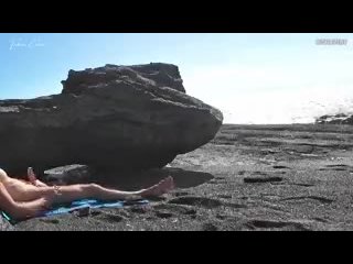 ПЛЯЖНЫЙ РОЗЫГРЫШ ДЛЯ ДВУХ ПОДТЯНУТЫХ ДЕВУШЕК: моя подруга Феде идет на пляж со своей подругой и устраивает пикантную встречу с моим членом.