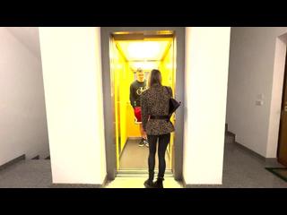 Porno attrice amatoriale incontra un fan in ascensore e lo scopa. Dialoghi in Italiano. Roleplay