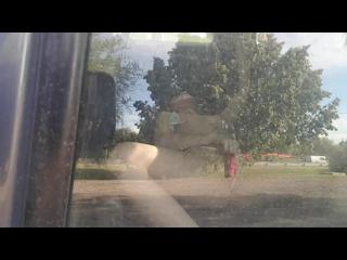 Descubro a mi vecina masturbandose en la parte trasera del coche a plena luz del dia. 