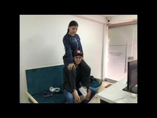 HERMANASTRA MONTATE ENCIMA DE MIS HOMBROS, pero ya sabes que me dejas meter mi pene en tu boca