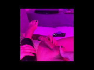 Сучка в латексе любит играть с членом и когда лижут ножки