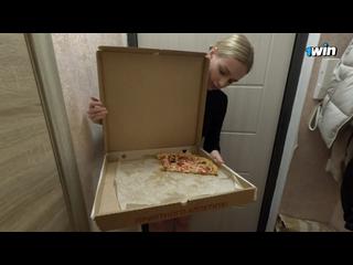 Hot courier ate pizza, worked with her pussy - Arisha_Mills