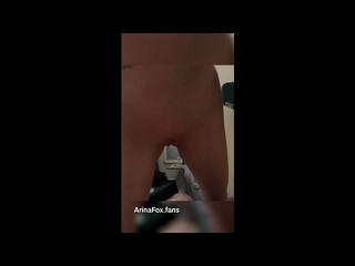 POV : Спасибо ;) Кокетливая рыжая шепчет после комплимента трусиками и скачет на незнакомце в поезде-качалке