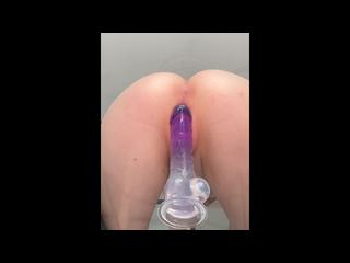 Скачу на дилдо на прозрачном столе (моя киска полностью видна)