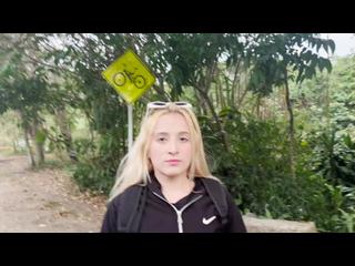 HERMOSA RUBIA PERDIDA ES LLEVADA A CASA DE EXTRAÑO