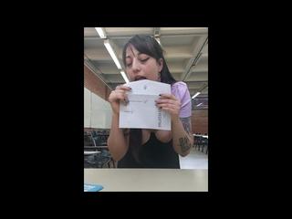 Tetas al aire en el Cuarto Oscuro Votando al nuevo Presidente Elecciones 2023