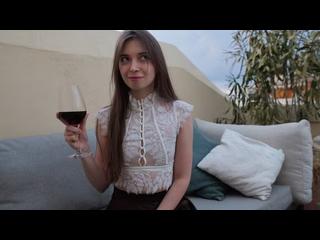 Сексуальная девушка вышла из ресторана без трусиков и направилась прямиком ко мне