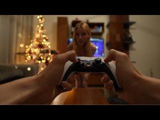 Я хорошо владею джойстиком, но лучше с его членом. Трахнул милую девочку с веснушками после игры | Купоровая крупа