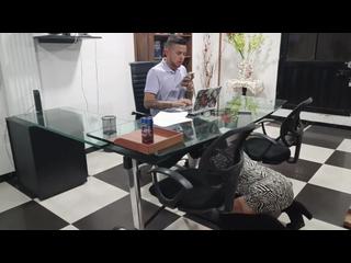Mara entra a la oficina de su jefe y cuando la descubren le chupa la polla a su jefe