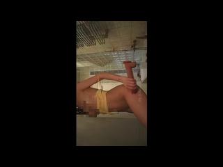 Девушка испытывает сквиртующий оргазм с огромным дилдо в душе