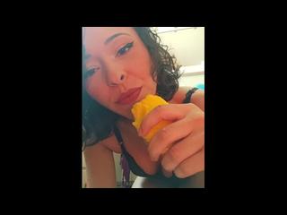 Asmr chupando uma manga bem gostosa