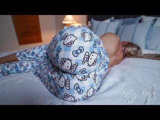 Мачеха просыпается от твердого члена пасынка. Он помогает MILF быстро кончить