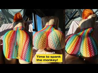 Red сучка с идеальными формами резко скачет на большом члене и дрочит член своими тощими руками!