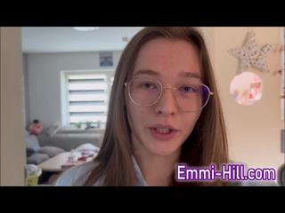 OUTDOOR SQUIRT!!! 18 jähriges Skinny teen fickt ihre große Pussy bis zum squirten.