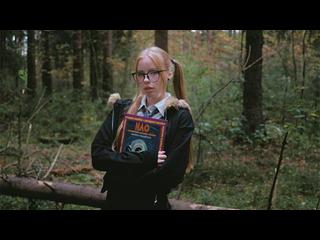 Наивная школьница охотница за пришельцами очень хотела получить сперму на лицо