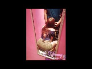 Chupando verga en probador, me llena la cara de semen frente a mi esposo