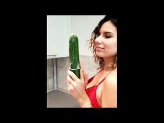 Стройная красотка развлекается с ОГРОМНЫМ Огурцом