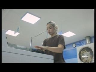 Одинокая девушка получает помощь от незнакомца в прачечной...